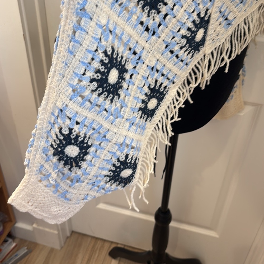 NWT House of Harlow 1960 Cream and Blue Geometric Shrug - OS - Picture 4 of 9